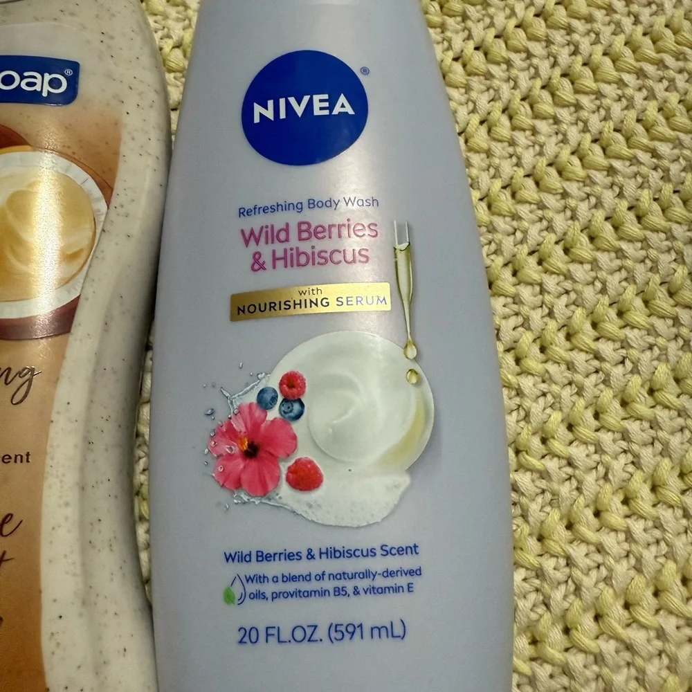 Nivea Refreshing Body Wash - Wild Berries & Hibiscus